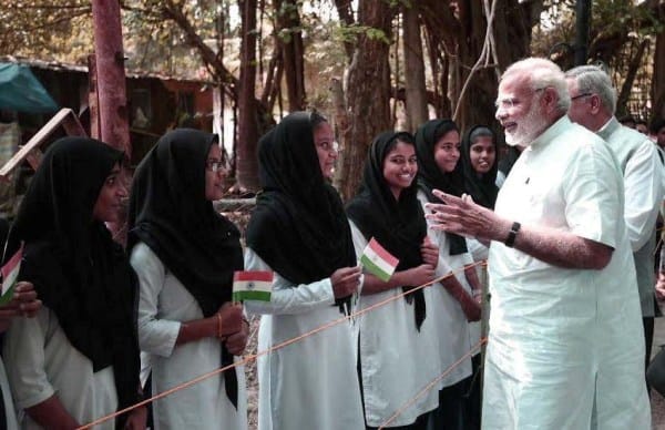 narendra modi meets with muslim girls